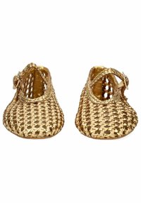 Zapatos de hilo dorado con punta redonda y correa que presenta una hebilla metálica. Superficie texturizada y diseño abierto para mayor transpirabilidad.