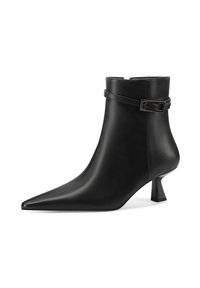 Stivaletto in pelle nera con punta affusolata, tacco sottile e una cintura decorativa con fibbia attorno alla caviglia. Texture liscia, design elegante.