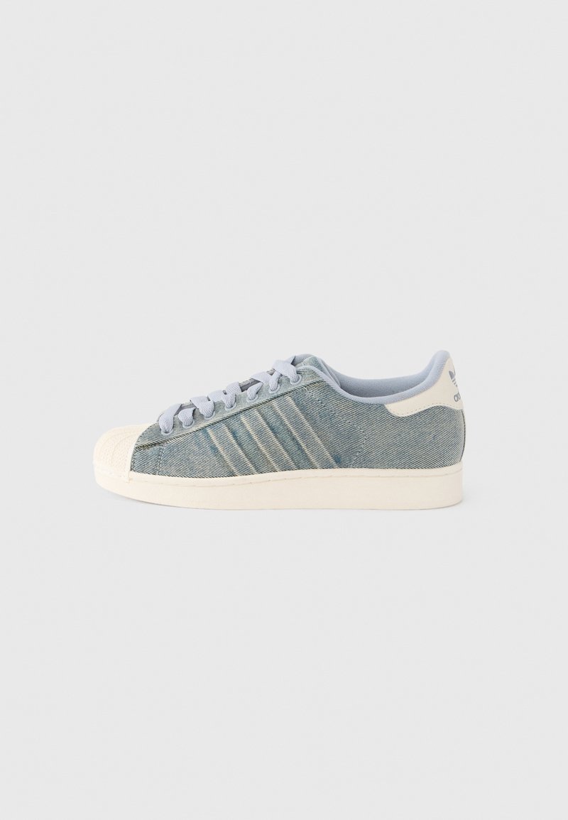 Low-Top-Sneaker mit hellblauem Denim-Obermaterial, weißer Gummischale an der Spitze, weißer Sohle, hellblauen Schnürsenkeln und einem cremefarbenen Fersenlaschen.