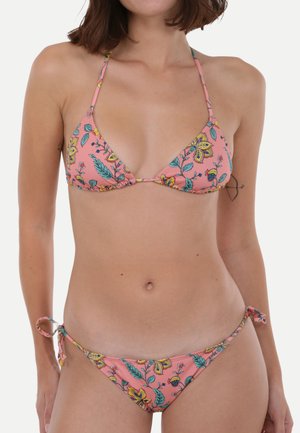 Ensemble de bikini floral rose avec haut triangle et liens réglables. Comprend des imprimés botaniques vibrants en jaune et bleu sur un tissu doux.