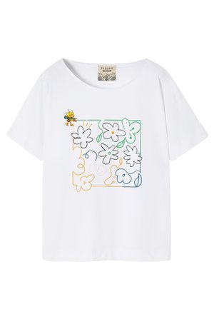 Biała koszulka z wielokolorowymi, abstrakcyjnymi konturami kwiatów oraz małą, żółtą kreskówkową pszczołą trzymającą kwiat w górnym lewym rogu.