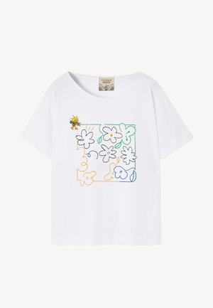 Biała koszulka z wielokolorowymi, abstrakcyjnymi konturami kwiatów oraz małą, żółtą kreskówkową pszczołą trzymającą kwiat w górnym lewym rogu.