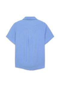 Camicia azzurrina a maniche corte in tessuto morbido, con colletto standard, piega sul retro e orlo curvo.