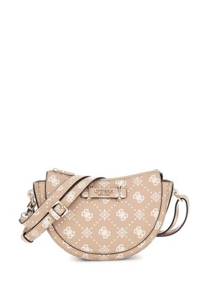 Sac bandoulière Guess beige en forme de demi-lune avec motifs de logo blancs, sangle réglable et plaque de marque en métal doré à l'avant.
