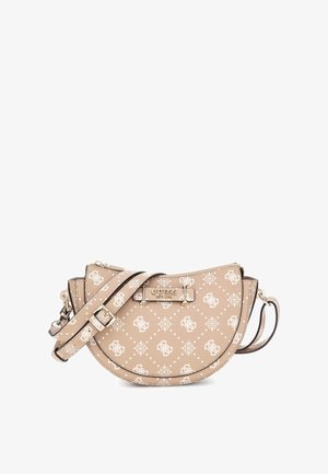 Sac bandoulière Guess beige en forme de demi-lune avec motifs de logo blancs, sangle réglable et plaque de marque en métal doré à l'avant.