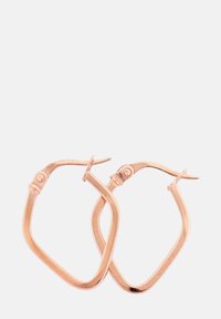 Nerazmjerni hexagonalni obruči od ružičastog zlata s zaklopnim kopčama na jednostavnoj bijeloj pozadini.