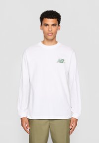 New Balance COURT LONG SLEEVE - Hosszú ujjú felső - white
