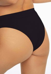 Czarny, wysoki bikini dół wykonany z gładkiego materiału, z pełnym zakryciem z tyłu i czystymi krawędziami, odpowiedni dla różnych typów sylwetki.