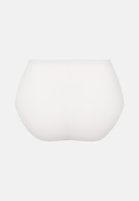 Weiße nahtlose Unterwäsche mit hohem Bund und subtil gemustertem Design, vor einem schlichten hellen Hintergrund präsentiert.