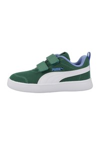 Zapatillas de malla verde con acentos blancos, que cuentan con dos correas de velcro y un forro interior azul. Suela blanca robusta para mayor durabilidad.