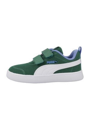 Zapatillas de malla verde con acentos blancos, que cuentan con dos correas de velcro y un forro interior azul. Suela blanca robusta para mayor durabilidad.