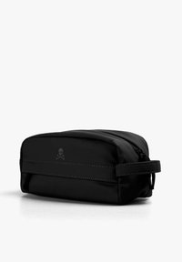 Bolsa de aseo negra con cremallera y textura suave, que presenta un sutil logo de calavera y tibias cruzadas y acentos cosidos. Forma rectangular compacta.