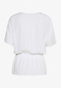 Blusa bianca a maniche corte con vestibilità morbida, vita elastica arricciata e texture liscia. Design semplice senza motivi o dettagli.