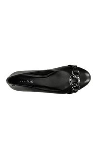 Schwarze Lederflatschuhe mit runder Spitze und einem dekorativen metallischen Kettenakzent. Sie haben eine glatte Textur und ein minimalistisches Design. Wojas-Branding sichtbar.