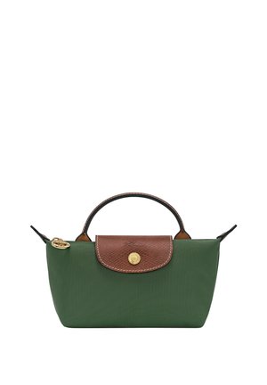 Grüne Nylon-Handtasche mit einer braunen Lederklappe, goldenen Beschlägen und einem kurzen Griff. Verfügt über eine strukturierte Oberfläche und eine geformte Silhouette.
