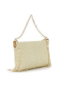 Vävt stråhandtag i beige med en gyllene kedjeslinga, med en slät läderdetalj och rektangulär form.