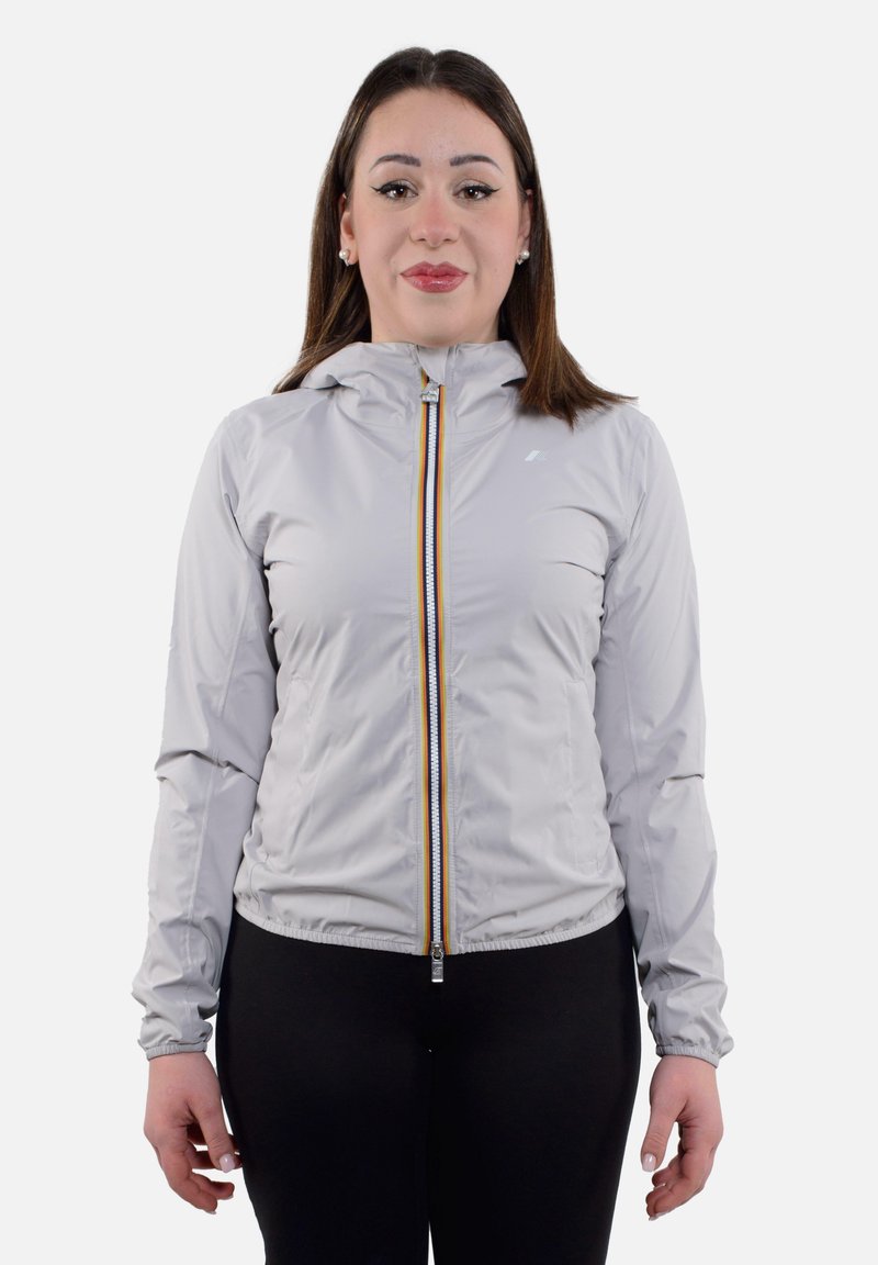 Giacca con zip grigia chiara con cappuccio, caratterizzata da una zip colorata e polsini elastici, realizzata in un materiale morbido e leggero.