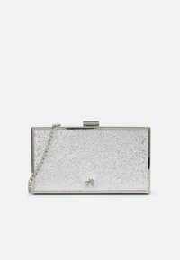 Stříbrná kabelka s texturovaným povrchem, obdélníkovým tvarem, kovovými doplňky a odnímatelným řetízkem pro snadné nošení.