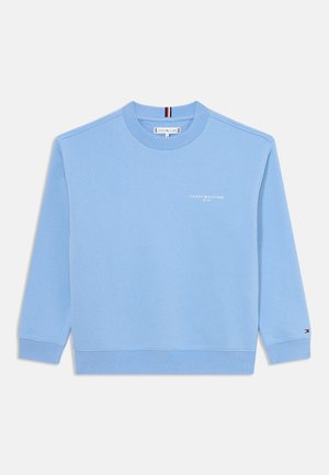 Lyseblå crewneck sweatshirtt med ribbede manchetter og kant, lille hvidt "Tommy Hilfiger" logo på brystet og mærkeflag på venstre ærme.