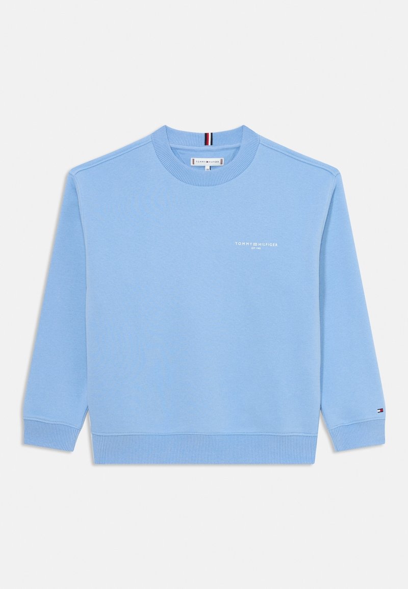 Sweat-shirt bleu clair à col rond avec poignets et ourlet côtelés, petit logo blanc "Tommy Hilfiger" sur la poitrine et drapeau de la marque sur la manche gauche.