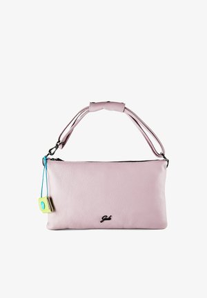 Sac à main en cuir rose clair avec une fermeture éclair sur le dessus, une poignée courte rembourrée et une petite étiquette attachée à un cordon bleu, sur fond blanc.