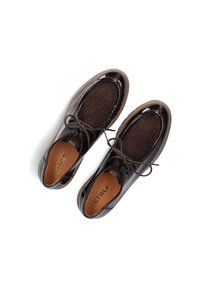 Chaussures en cuir marron avec finition brillante, panneaux texturés semblables à du daim, forme arrondie et lacets. L'intérieur présente une semelle intérieure beige avec un logo.