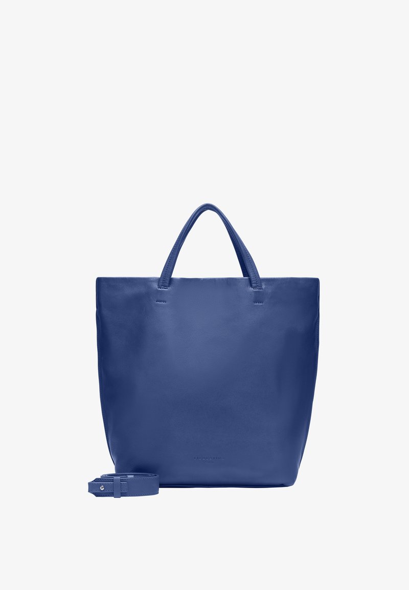 Sac fourre-tout en cuir bleu avec deux poignées et une bandoulière amovible. Texture lisse, design minimaliste et détail de marque à l'avant.
