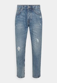 Vaaleansiniset farkut, joissa rento istuvuus, kulutettuja yksityiskohtia ja rispaantuneita alueita, viisi taskua ja napillinen vyötärön suljenta.