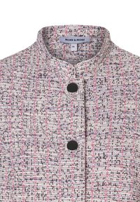 Rosa-weiße Tweedjacke mit Stehkragen, zwei schwarzen Knöpfen und einem strukturierten Muster. Das Etikett "MORE & MORE" ist von innen sichtbar.