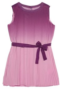 Ärmlös plisserad klänning med gradvis övergång från djup lila till ljus rosa, med ett matchande lila bälte knutet i en sløyfe vid midjan.