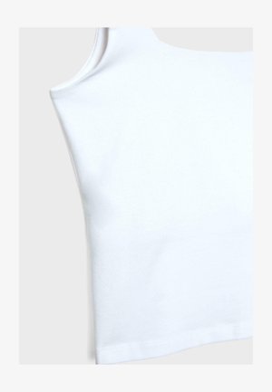 Biały, bawełniany top na ramiączkach z okrągłym dekoltem, krótkimi otworami na rękawy i prostym wykończeniem. Tkanina wydaje się gładka i lekko elastyczna.