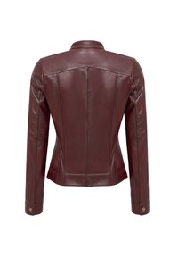 Giacca in pelle bordeaux con design aderente, maniche lunghe e colletto classico. Presenta dettagli di cucitura e accenti con bottoni a pressione.