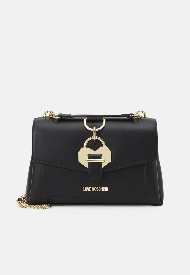 Černá kožená kabelka se zlatým srdcovým zámkem, řetízkem na rameno, horní rukojetí a logem "Love Moschino" na přední straně.