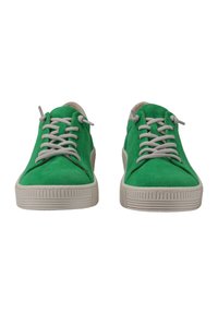 Grüne Wildledersneaker mit hellgrauen Schnürsenkeln, ausgestattet mit einer strukturierten weißen Gummisohle und einem runden Zehendesign.