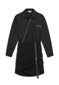 Abito nero con parte superiore a camicia con colletto e maniche lunghe, gonna arricciata e cintura regolabile con fibbia laterale.