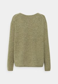 Pull tricoté vert olive avec un col rond, des manches longues et une coupe décontractée, présentant une texture douce et des accents côtelés subtils.