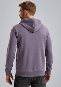 Paarse hoodie van zacht materiaal, met een trekkoordkap, ribbelzoom en tailleband, in een soepele textuur en zonder zichtbare logo's.