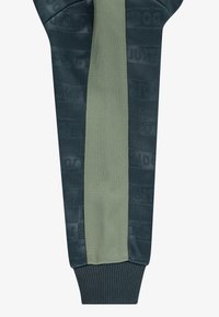Nike Sportswear TEXTURED CLUB TRICOT SET - Spodnji deli trenirk - vintage green