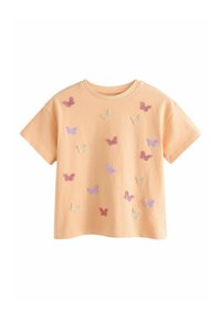 Pfirsichfarbene Baumwoll-T-Shirt mit kurzen Ärmeln, das auf der Vorderseite mehrfarbig gestickte Schmetterlinge in Pink, Lila und Creme zeigt.