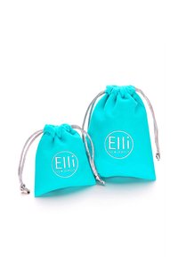 Tirkizne platnene vrećice za nakit, jedna veća i jedna manja, sa srebrnim užetom i natpisom "Elli WE ♥ JEWELS" odštampanim u beloj boji.