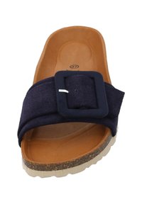 Marineblauwe stoffen schuif sandaal met een brede band, grote vierkante gesp en een beige gestructureerde zool. Het interieur heeft een gladde tan afwerking.