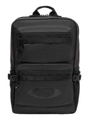 Sac à dos rectangulaire noir avec deux poches avant zippées, poches latérales en mesh, bretelles réglables et une poignée en boucle sur le dessus.