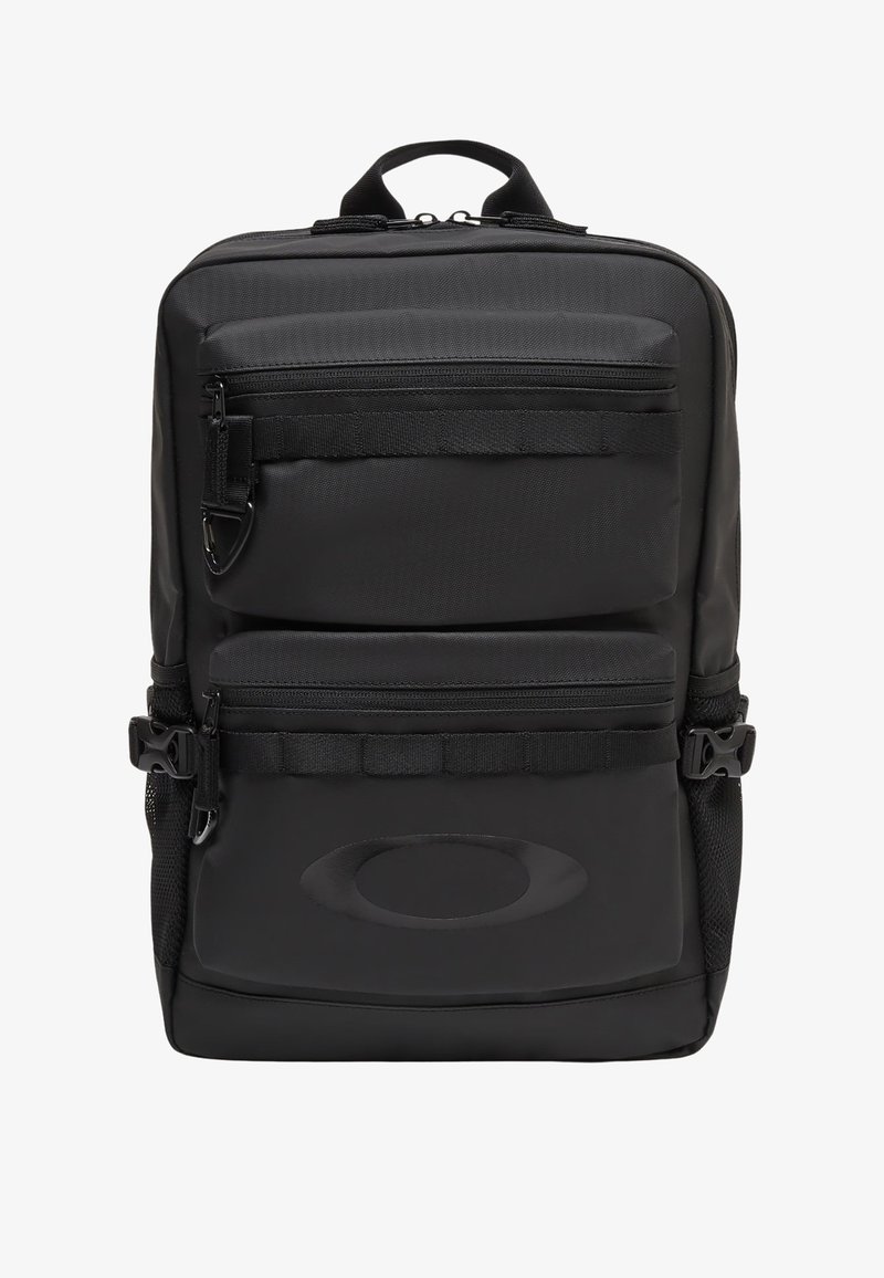 Sac à dos rectangulaire noir avec deux poches avant zippées, poches latérales en mesh, bretelles réglables et une poignée en boucle sur le dessus.