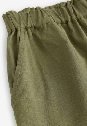 Roheline linane püksid, millel on elastne vöökoht, tekstureeritud kangas ja küljetaskud. Kujundus on lihtne ja mugav.