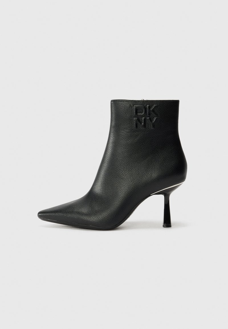 Czarny skórzany botek za kostkę z spiczastym noskiem, teksturowanym wykończeniem i smukłym obcasem. Posiada wytłoczone logo DKNY z tyłu.