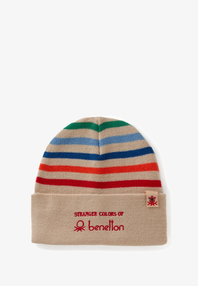 Pletená čepice v béžové barvě s vícebarevnými pruhy (červená, modrá, zelená, oranžová) a ohrnutým lemem s nápisem "STRANGER COLORS OF benetton".