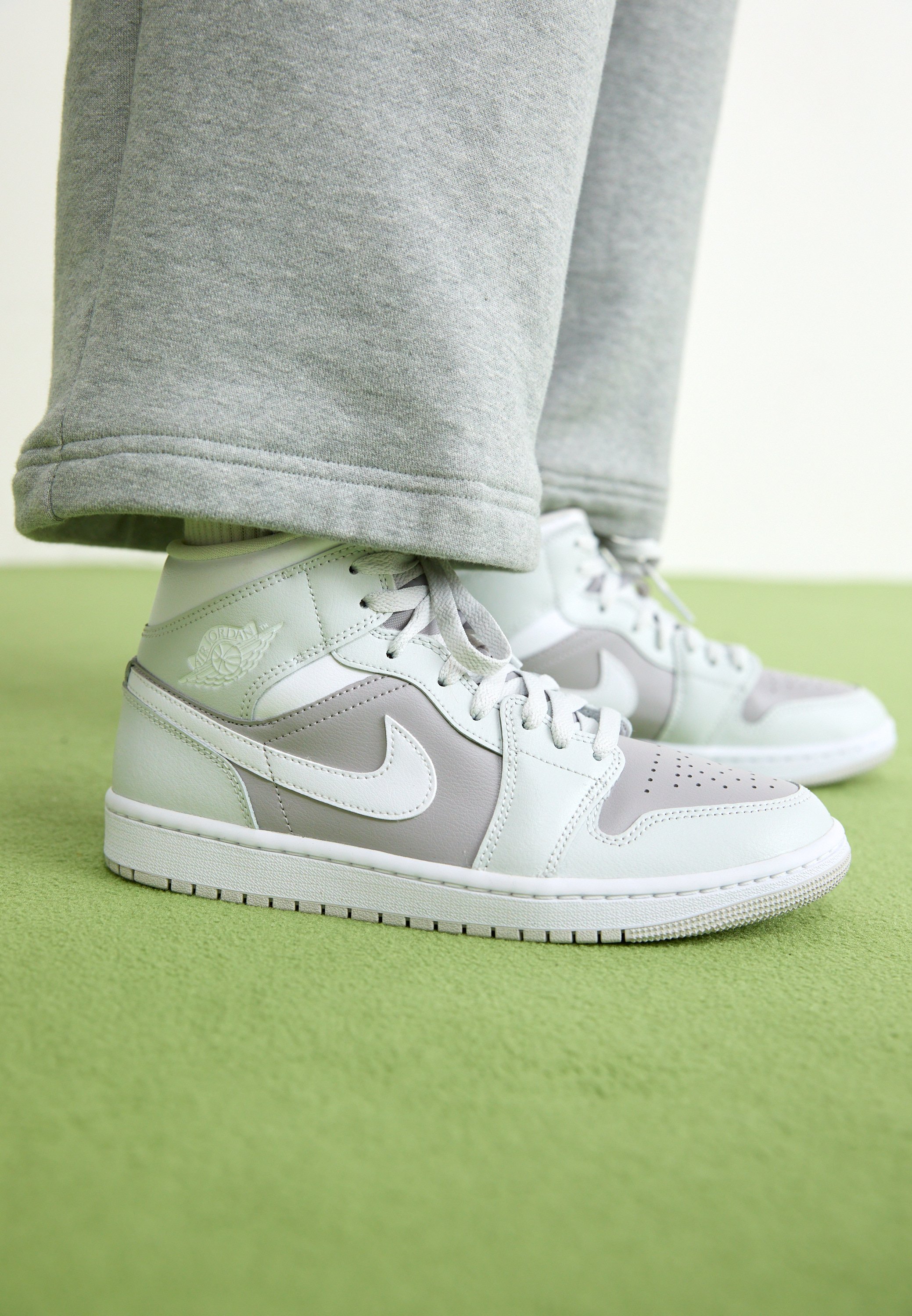 Jordan AIR JORDAN 1 MID - Sneakers high - photon dust/white