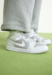 AIR JORDAN 1 MID - Visoki športni copati - photon dust/white/atmosphere grey
