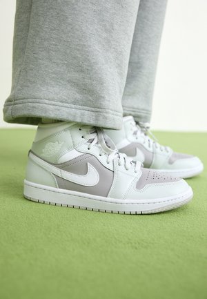 AIR JORDAN 1 MID - Høye joggesko - photon dust/white/atmosphere grey