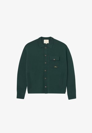 Mørkegrøn knaplæst cardigan med krave, lange ærmer, en klaplomme med knap på brystet og to sidelommer med slids.